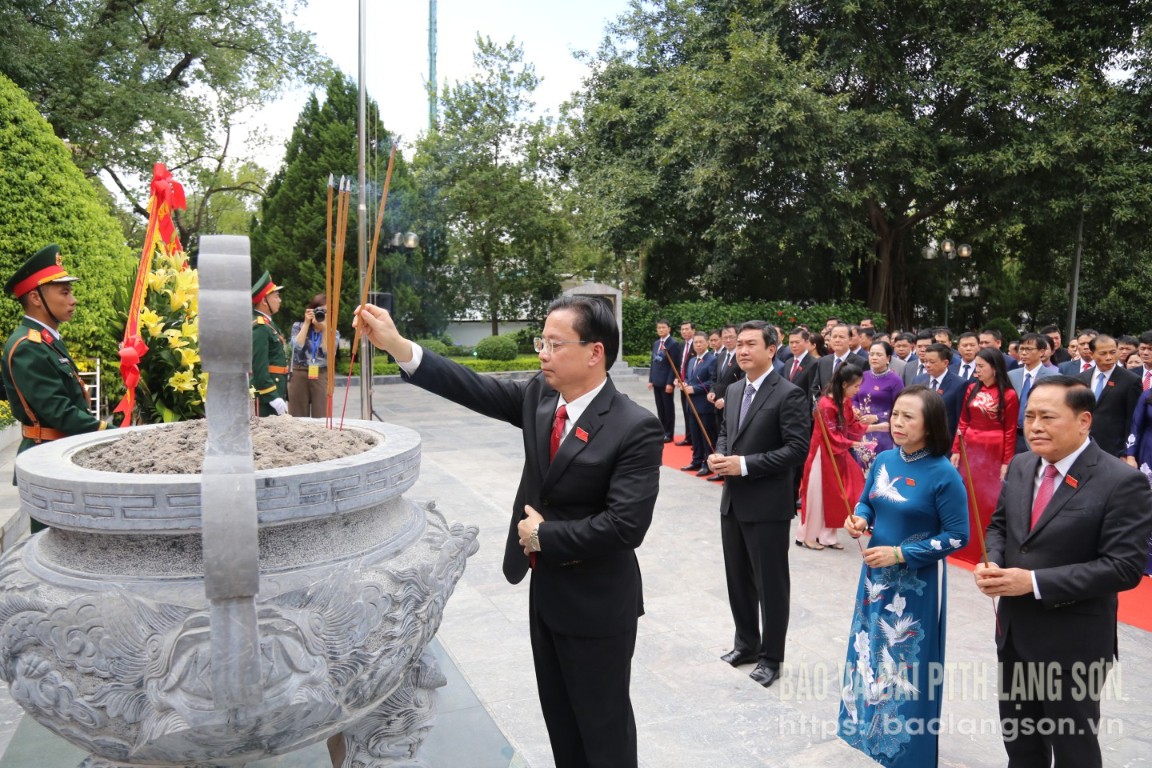 O camarada Hoang Van Nghiem e os camaradas do Comitê Permanente Provincial do Partido ofereceram incenso na estátua do camarada Hoang Van Thu.