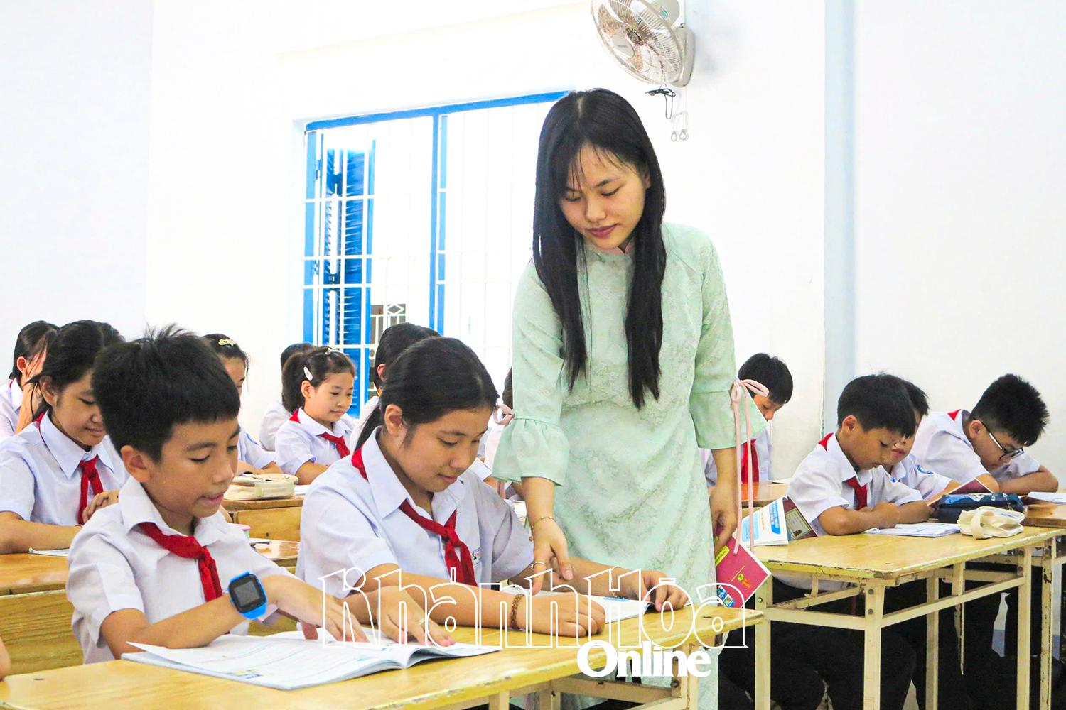 ห้องเรียนของนักเรียนชั้นประถมศึกษาปีที่ 6 โรงเรียนมัธยมศึกษา Trần Nhat Duat (เขต Nha Trang)