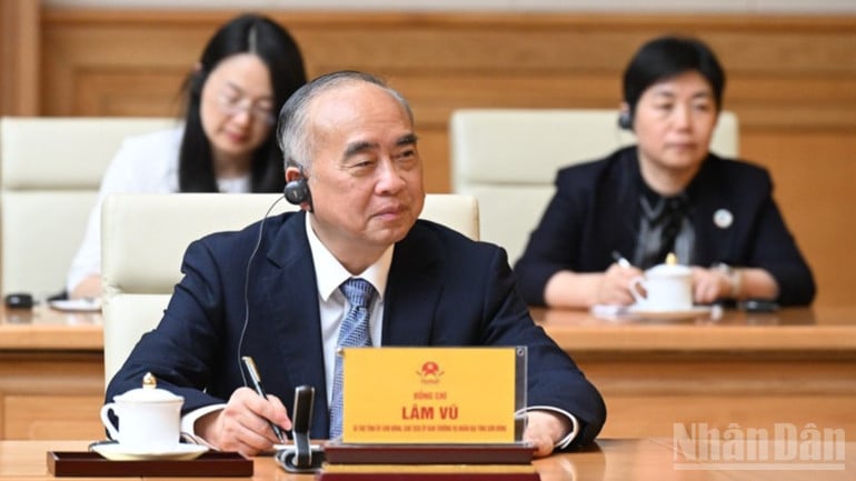 Bí thư Tỉnh ủy Sơn Đông Lâm Vũ phát biểu ý kiến tại buổi tiếp. (Ảnh: Trần Hải)