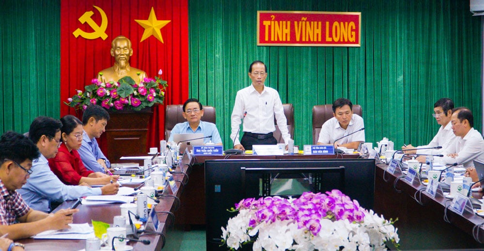 លោក Nguyen Truc Son - សមាជិកគណៈកម្មាធិការអចិន្ត្រៃយ៍បក្សខេត្ត អនុប្រធានគណៈកម្មាធិការប្រជាជនខេត្ត ថ្លែងមតិក្នុងសន្និសីទ។
