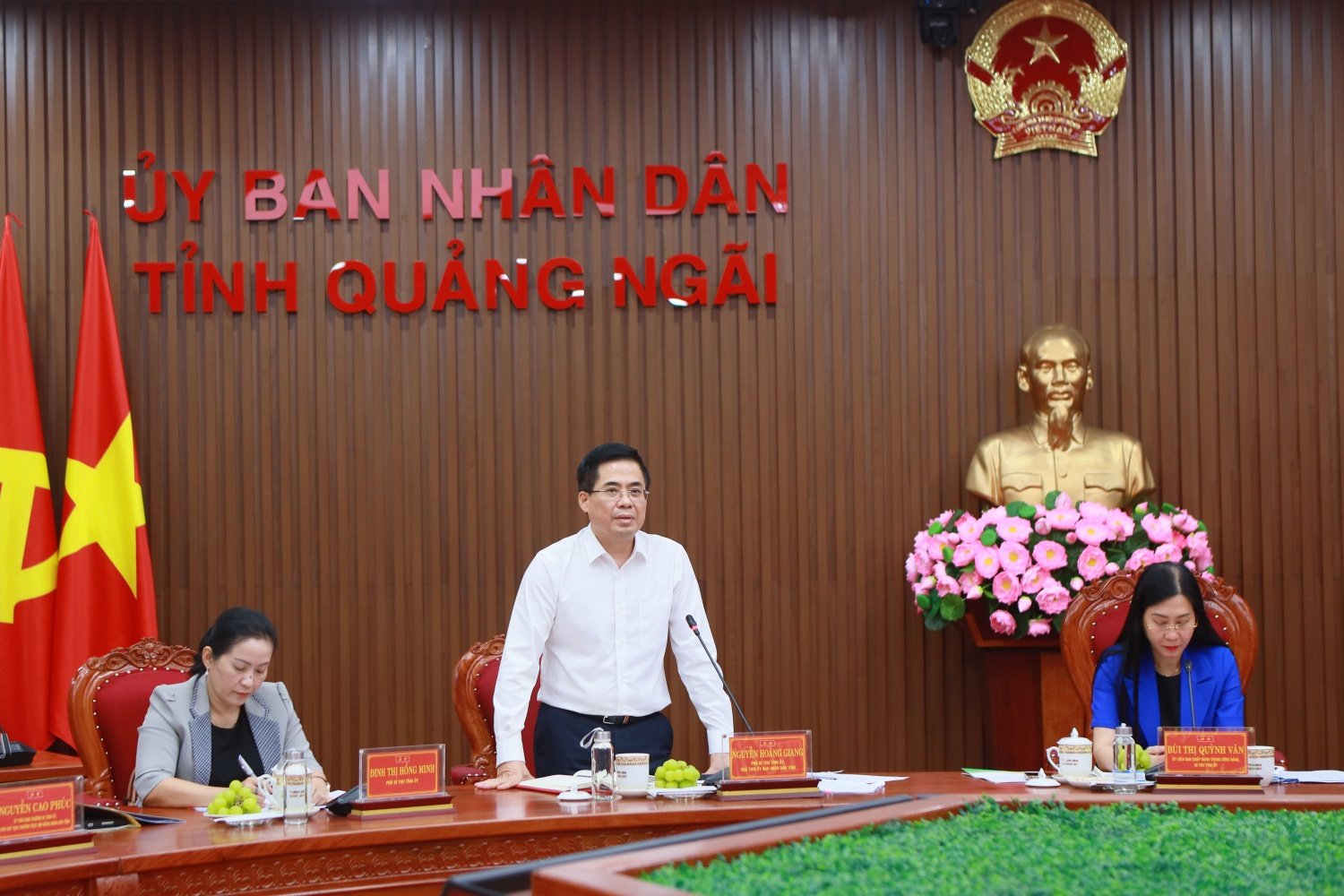 Der Vorsitzende des Volkskomitees der Provinz Quang Ngai, Nguyen Hoang Giang, spricht bei der Arbeitssitzung