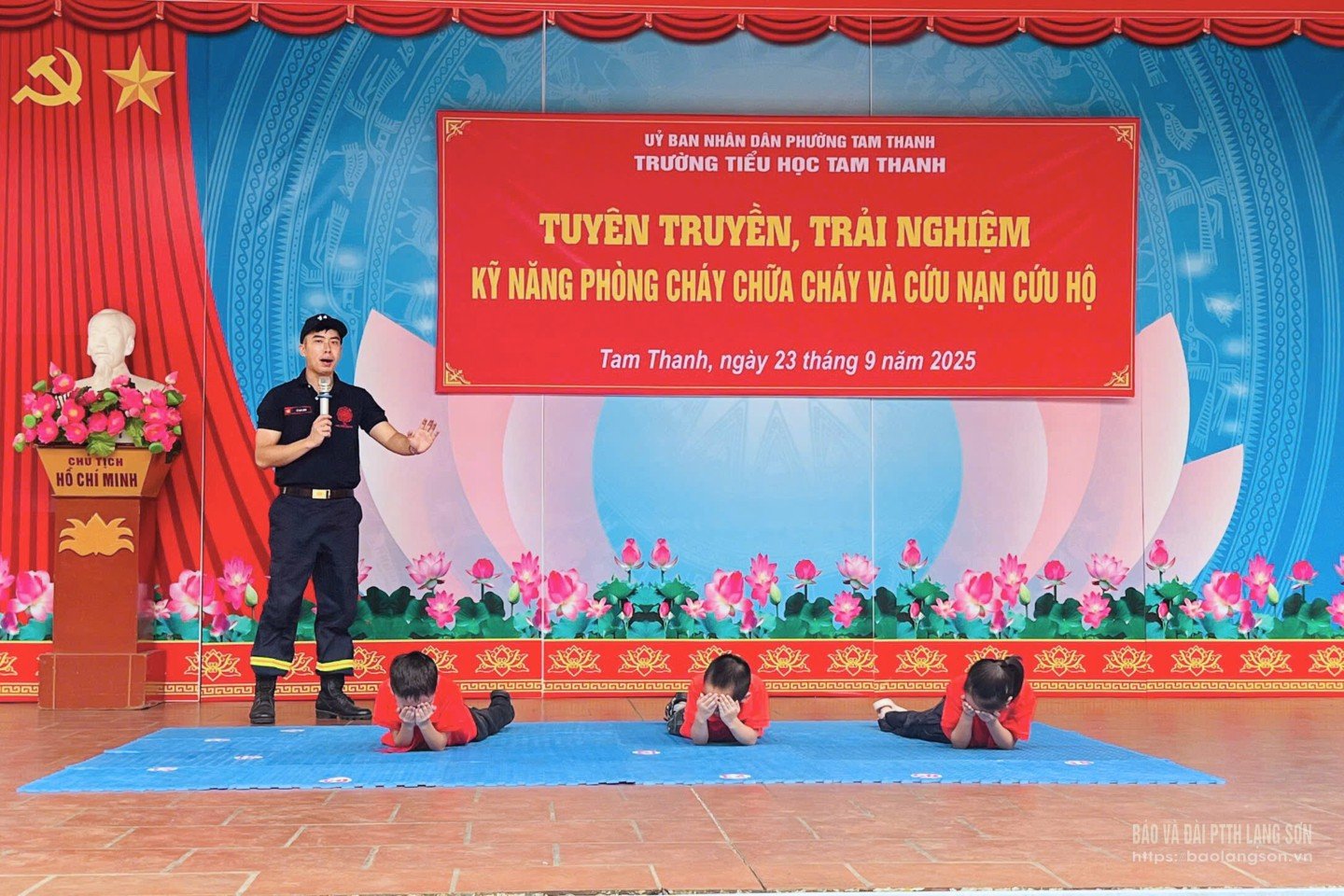 Cán bộ Phòng Cảnh sát PCCC và CNCH hướng dẫn học sinh Trường Tiểu học Tam Thanh kỹ năng thoát hiểm khi có tình huống cháy