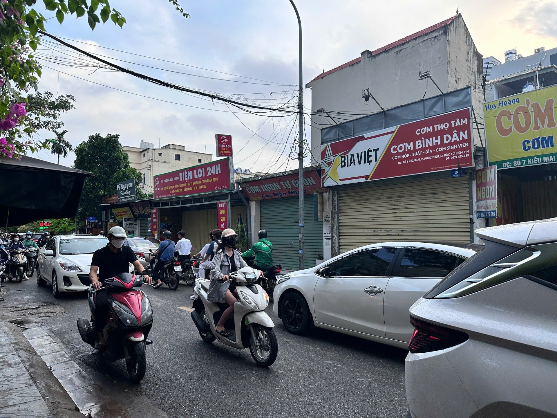 Kieu Mai Street (Xuan Phuong Ward) کے رہائشیوں کو منصوبہ بندی کی وجہ سے ہمیشہ دھول اور ٹریفک جام کے ساتھ رہنا پڑتا ہے۔ تصویر: K.V
