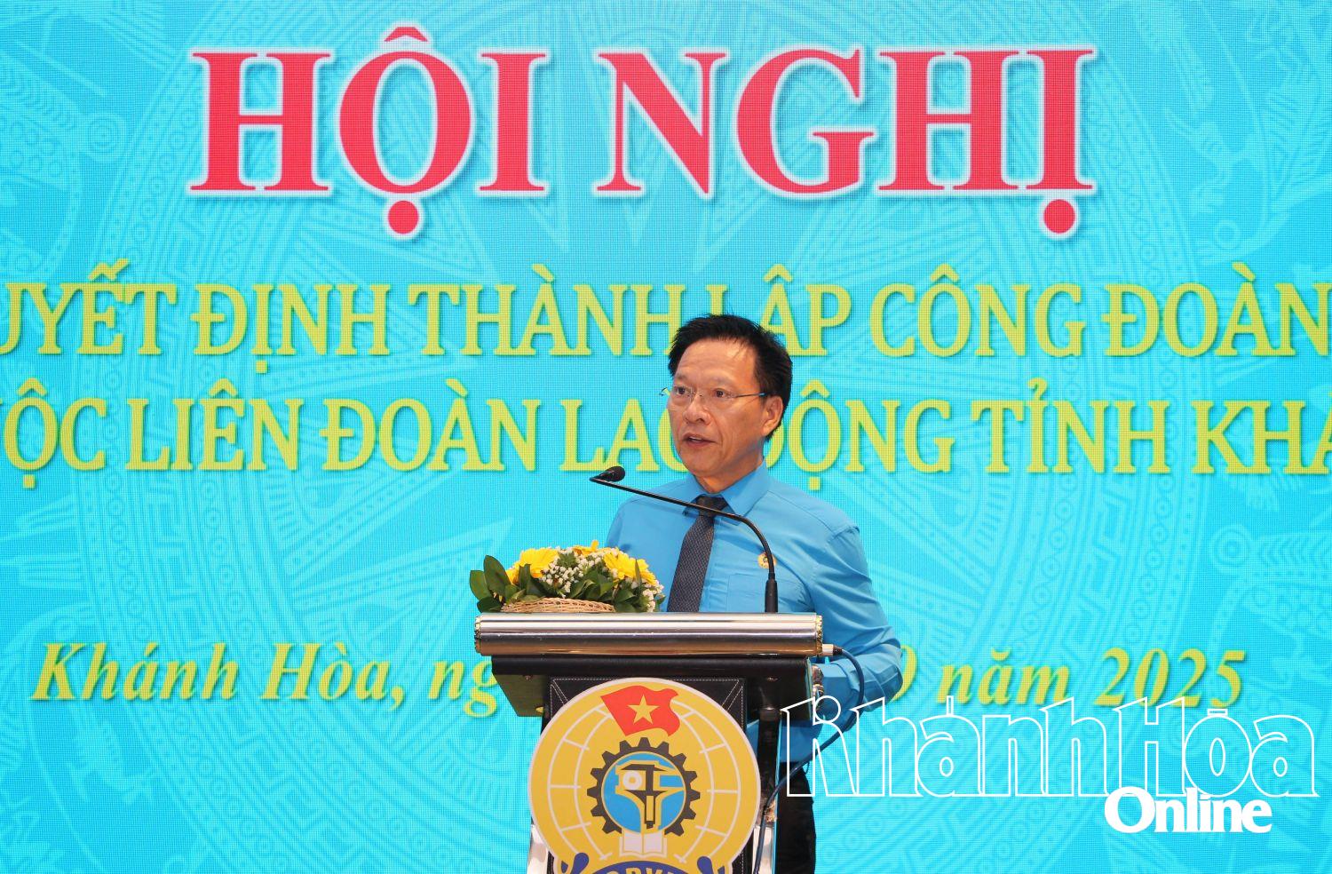 Herr Phan Thanh Liem, stellvertretender Vorsitzender des Provinzkomitees der Vietnamesischen Vaterlandsfront und Vorsitzender der Provinzgewerkschaft, sprach auf der Konferenz.