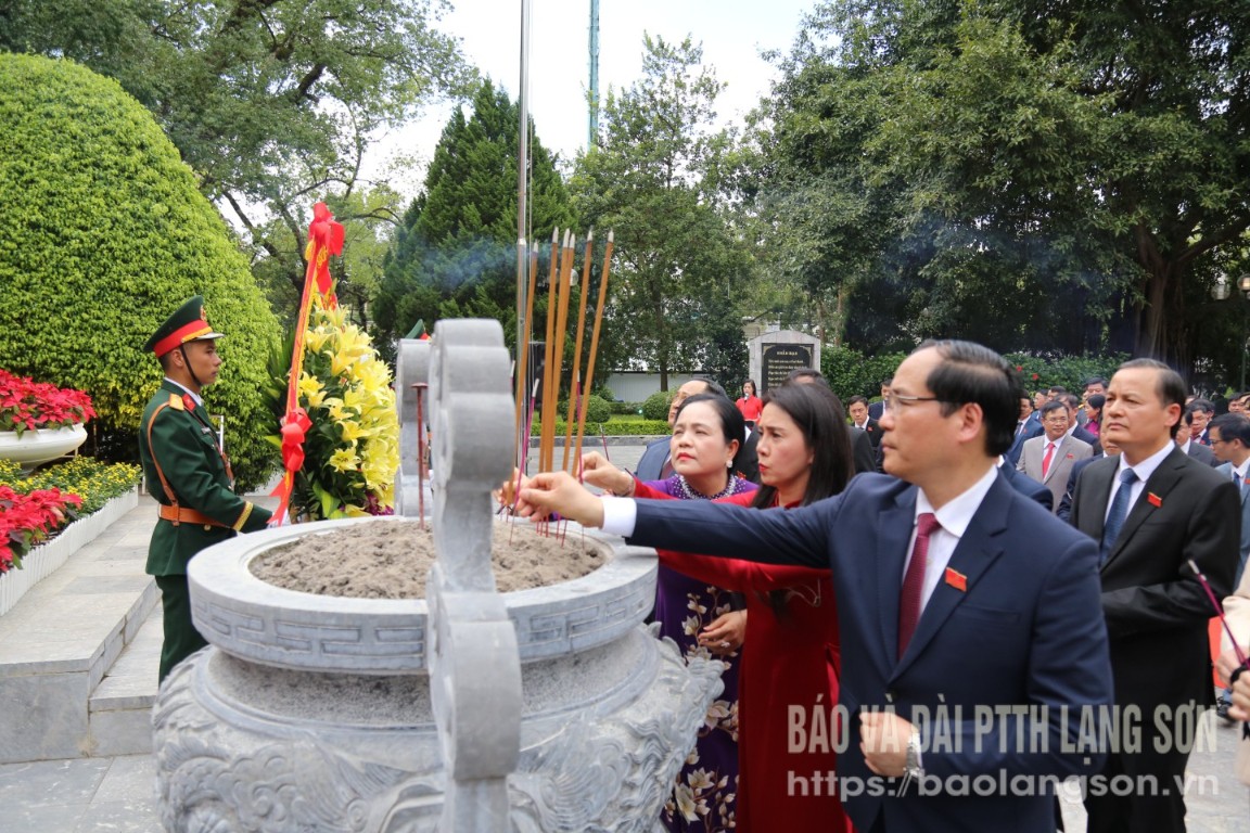 Delegados ofereceram incenso no monumento do camarada Hoang Van Thu.