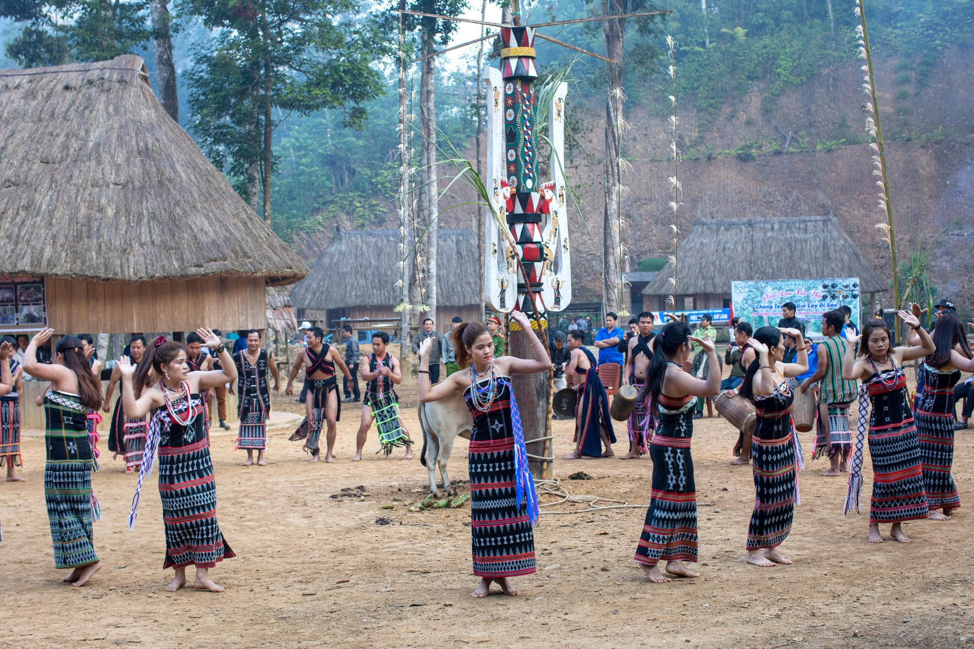 Đồng bào Cơ-tu trong điệu múa cổ truyền. Ảnh Thành Đạt