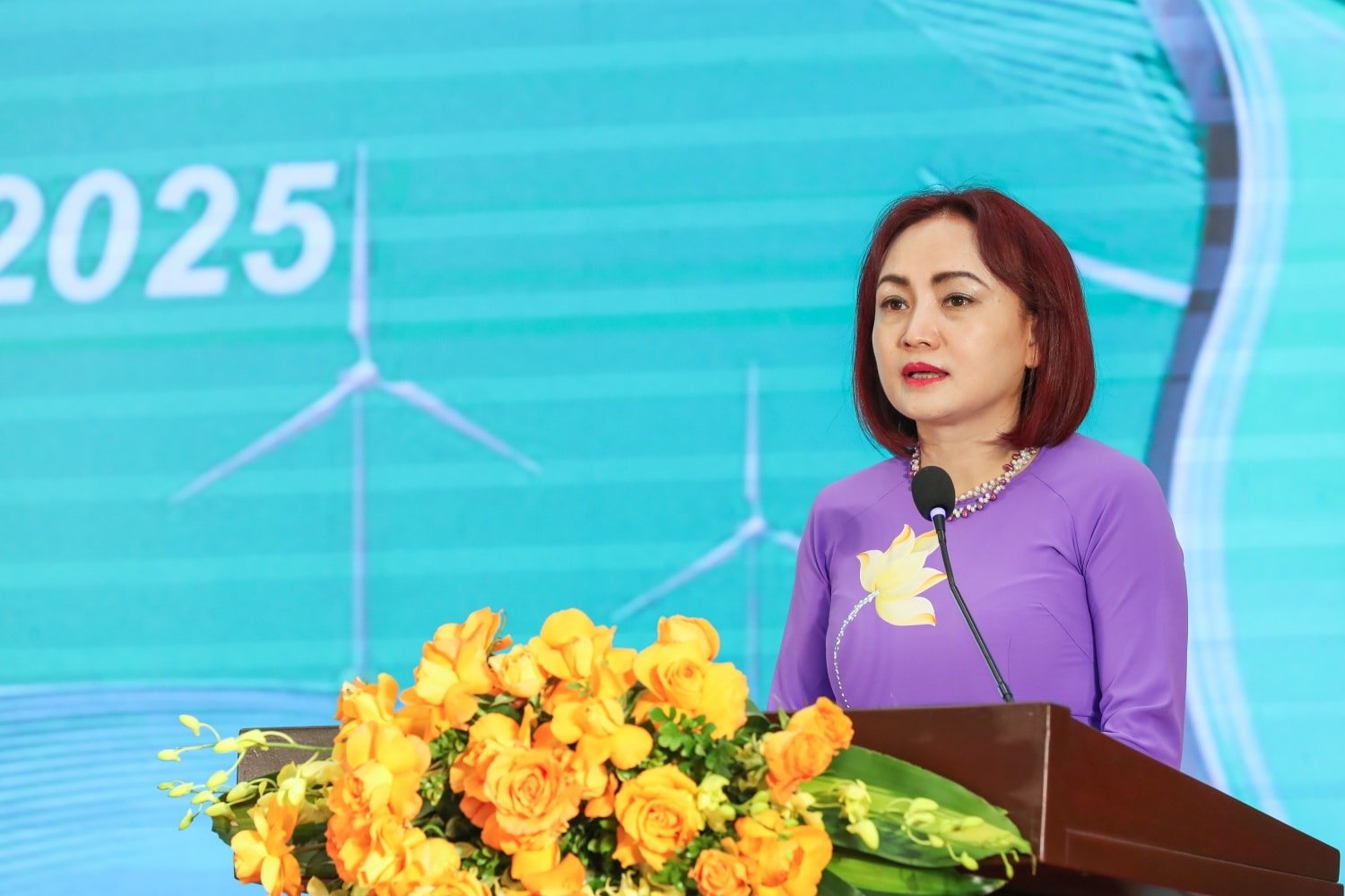 ប្រធានសហជីព Petrovietnam Nghiem Thuy Lan បានថ្លែងអំណរគុណយ៉ាងជ្រាលជ្រៅចំពោះមន្ត្រីសហជីពជាច្រើនជំនាន់។ រូបថត៖ Phong Son