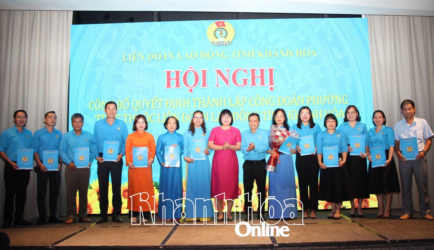 Die Leiter der Arbeitergewerkschaft der Provinz und des Bezirks Nam Nha Trang verkündeten ihre Glückwünsche, legten Resolutionen vor und überreichten Blumen, um dem Exekutivkomitee der Gewerkschaft des Bezirks Nam Nha Trang zu gratulieren.