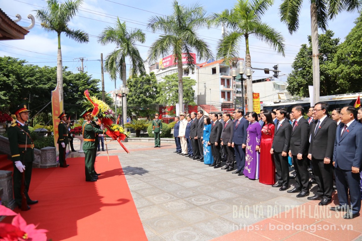 Os delegados ofereceram incenso e flores no Memorial do Presidente Ho Chi Minh.