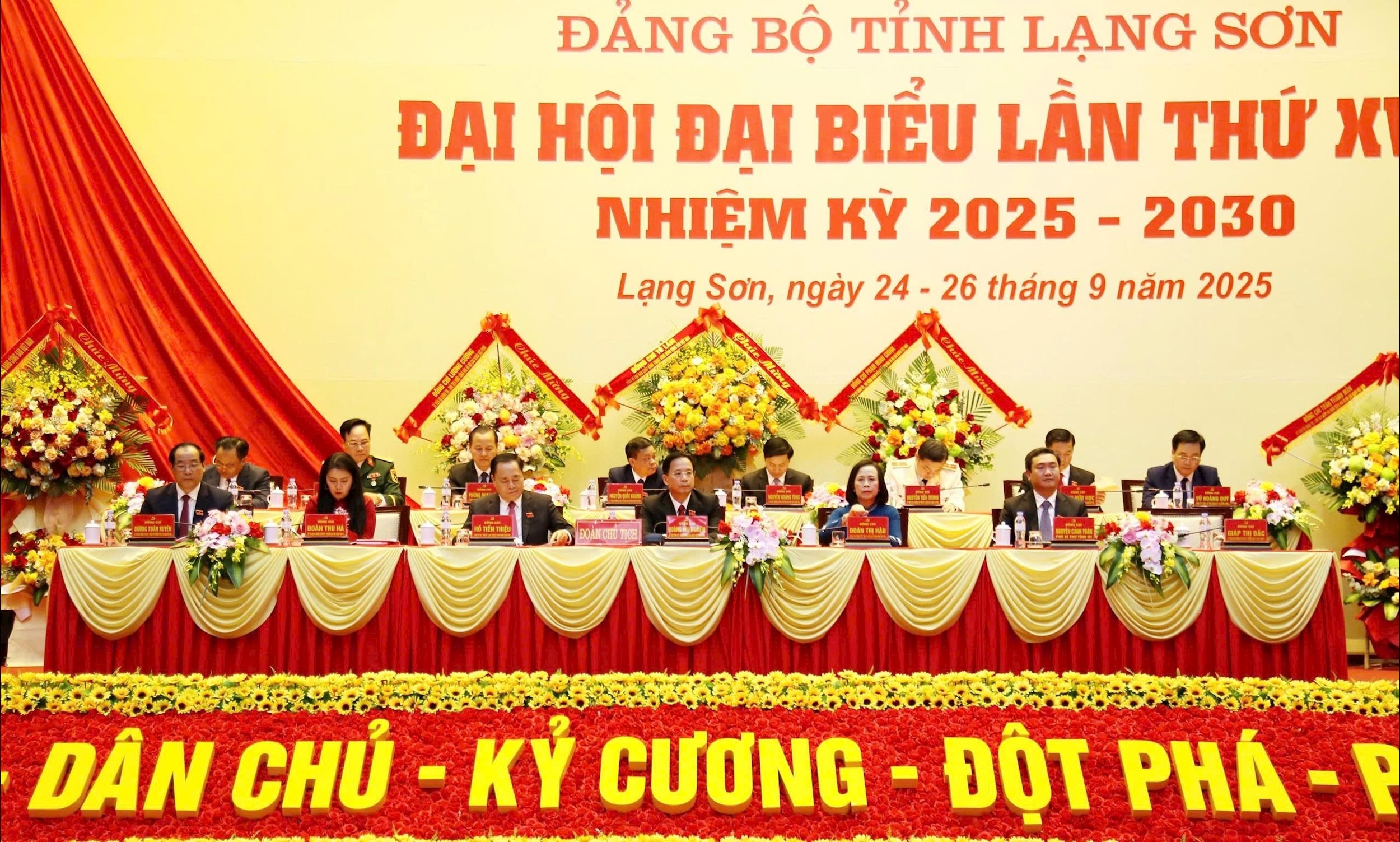 សម័យប្រជុំរៀបចំគណៈប្រធាន។ រូបថតរបស់ Bao Ngan