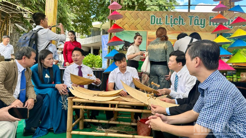 Các đại biểu tham quan gian hàng giới thiệu về văn hóa Hà Nội trong chương trình xúc tiến, quảng bá du lịch tại khu vực miền trung-Tây Nguyên.