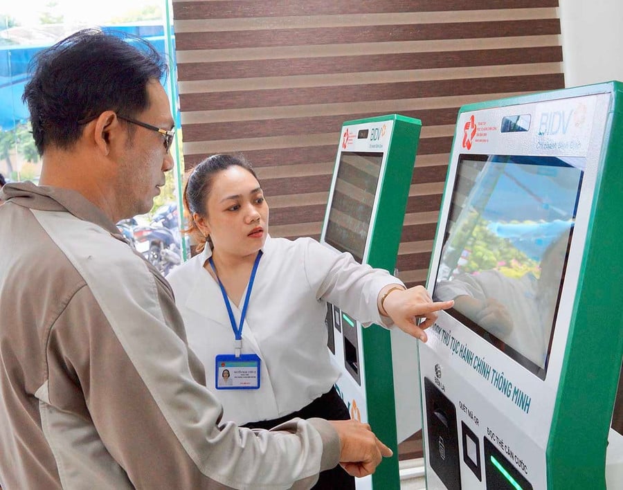 Hỗ trợ người dân thực hiện các bước tại KIOS TTHC thông minh tại Trung tâm Phục vụ hành chính công tỉnh.