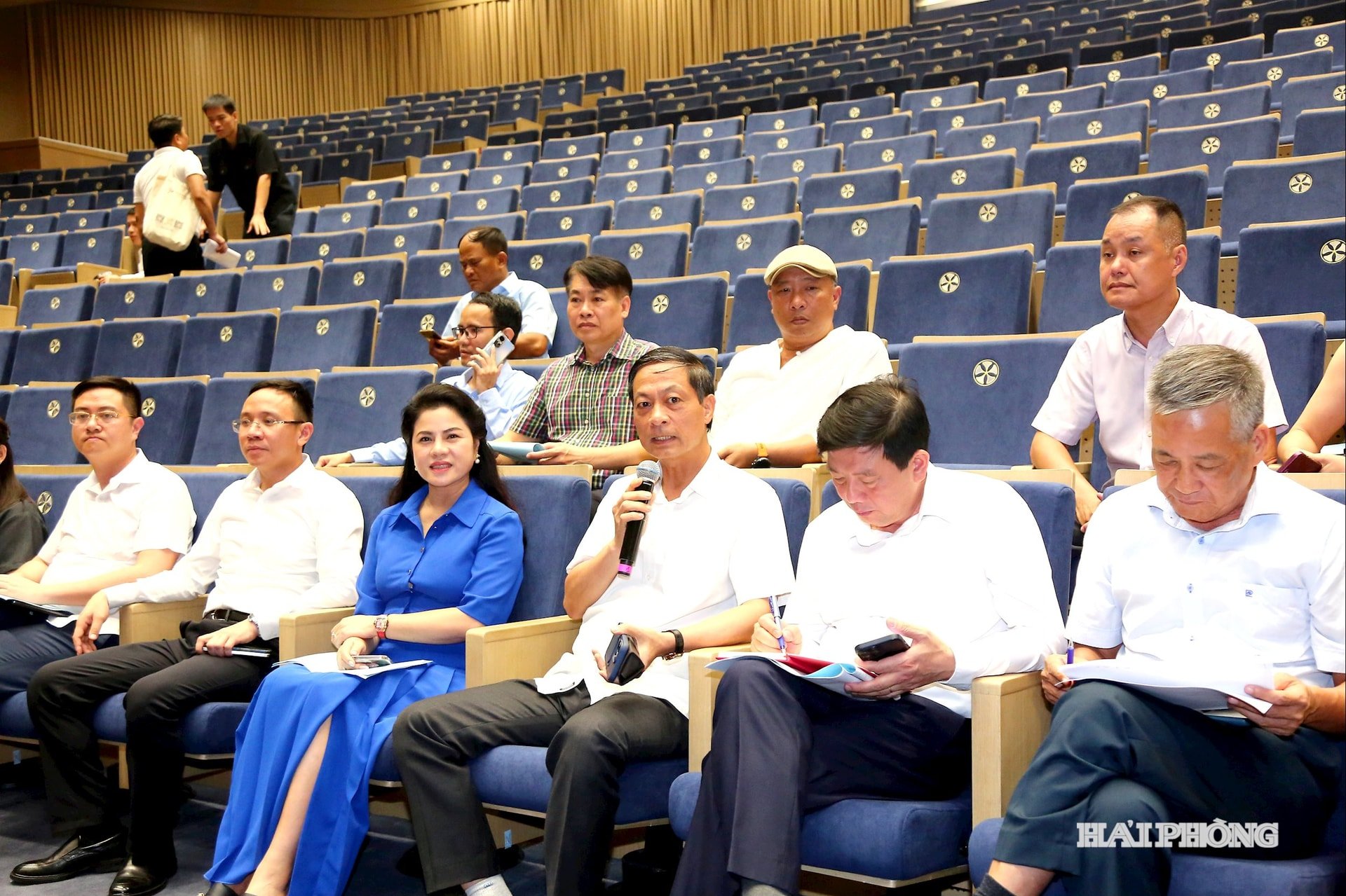Đồng chí Đỗ Mạnh Hiến, Phó bí thư Thường trực Thành ủy cùng các đồng chí lãnh đạo các Ban, Ngành, Sở tổng duyệt chương trình văn nghệ chào mừng Đại hội Đảng bộ thành phố. Ảnh Đỗ Hiền
