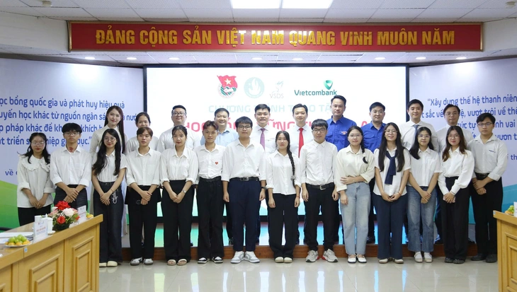 Sinh viên từng là thủ khoa có bố phụ hồ, mẹ mù chữ được nhận học bổng 'Vững tương lai' - Ảnh 4.