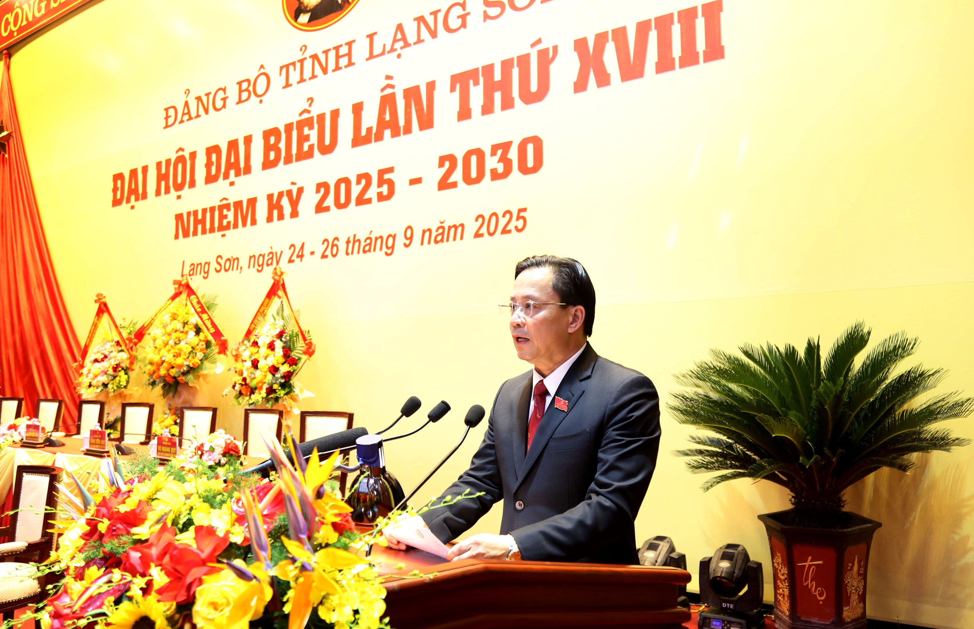 Đồng chí Hoàng Văn Nghiệm, Bí thư Tỉnh ủy, Trưởng Đoàn đại biểu Quốc hội tỉnh phát biểu tại phiên trù bị