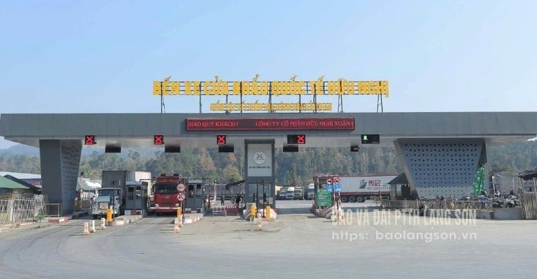 Fahrzeuge, die Import- und Exportgüter in den und aus dem Busbahnhof Huu Nghi International Border Gate der Huu Nghi Xuan Cuong Joint Stock Company transportieren