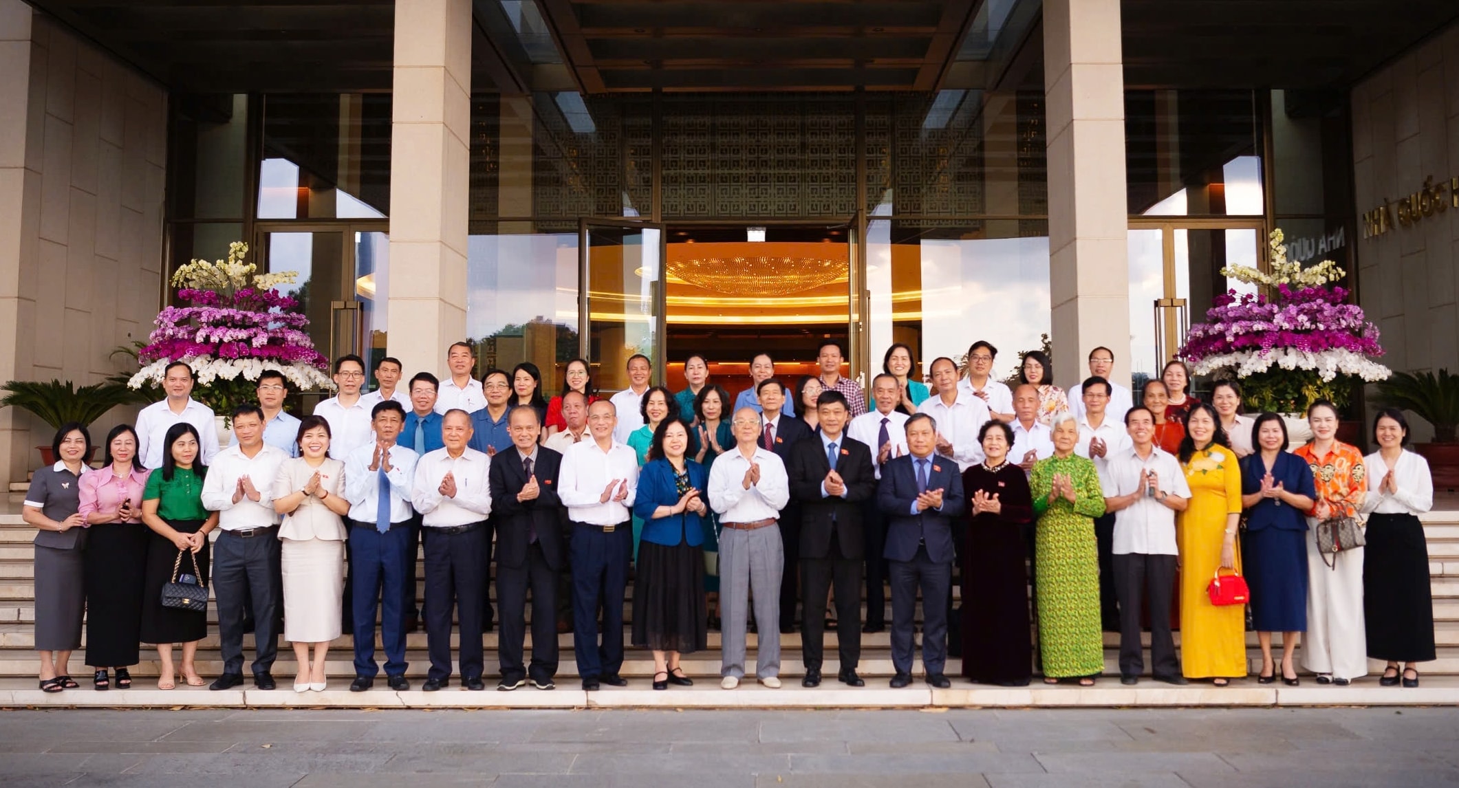 Phó Chủ tịch Quốc hội Vũ Hồng Thanh chụp hình lưu niệm cùng ĐBQH tỉnh Quảng Ninh các khóa. Ảnh: N. Thành