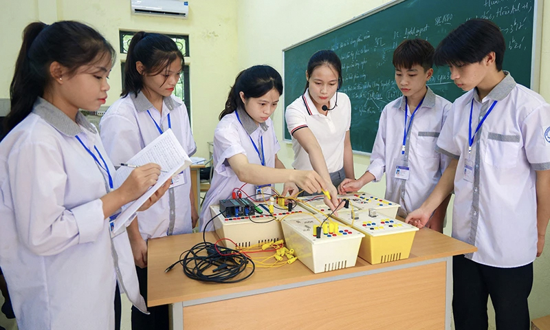 Giáo viên Trung tâm Giáo dục nghề nghiệp - Giáo dục thường xuyên Yên Lạc (tỉnh Phú Thọ) hướng dẫn học sinh thực hành kỹ năng nghề.