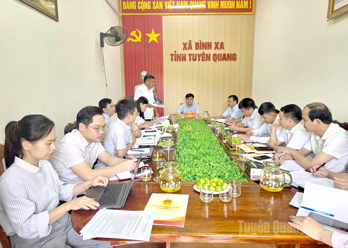 Делегати, які взяли участь у робочій сесії в комуні Бінь Са