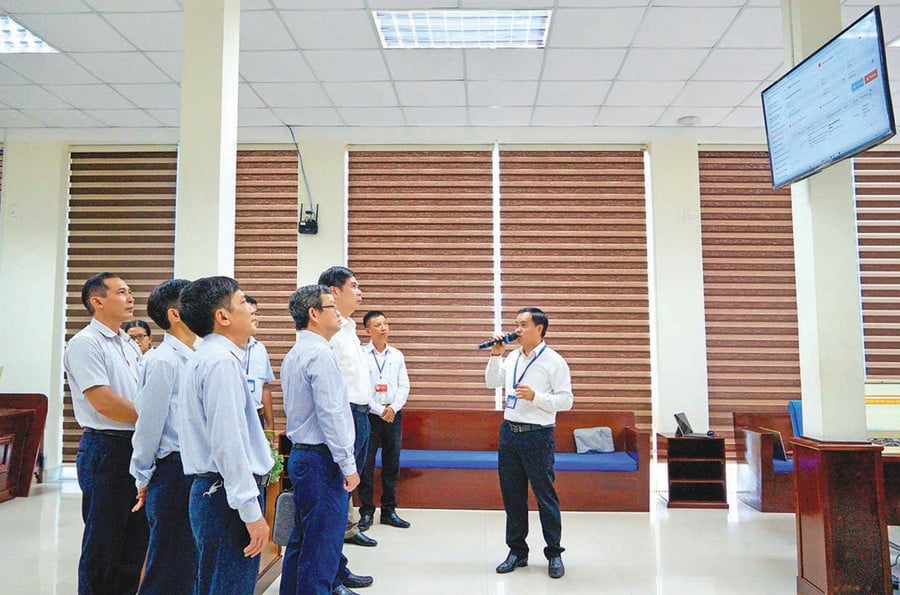 Phó Chủ tịch UBND tỉnh Lâm Hải Giang giám sát công tác vận hành thử khâu giải quyết thủ tục hành chính “phi địa giới hành chính” của chính quyền địa phương 2 cấp.