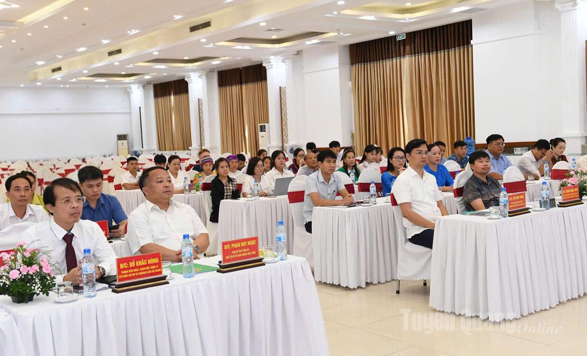 Vorsitzender des Volkskomitees der Provinz Phan Huy Ngoc und Delegierte, die am Programm teilnehmen