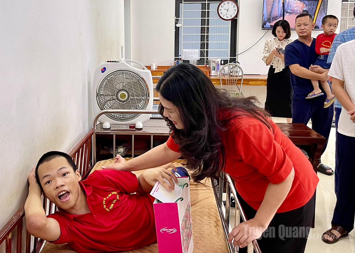 Der stellvertretende Vorsitzende des Volkskomitees der Provinz, Vuong Ngoc Ha, überreichte anlässlich des Mittherbstfestes Geschenke an behinderte Kinder im Sozialarbeitszentrum und im Kinderhilfsfonds der Provinz.