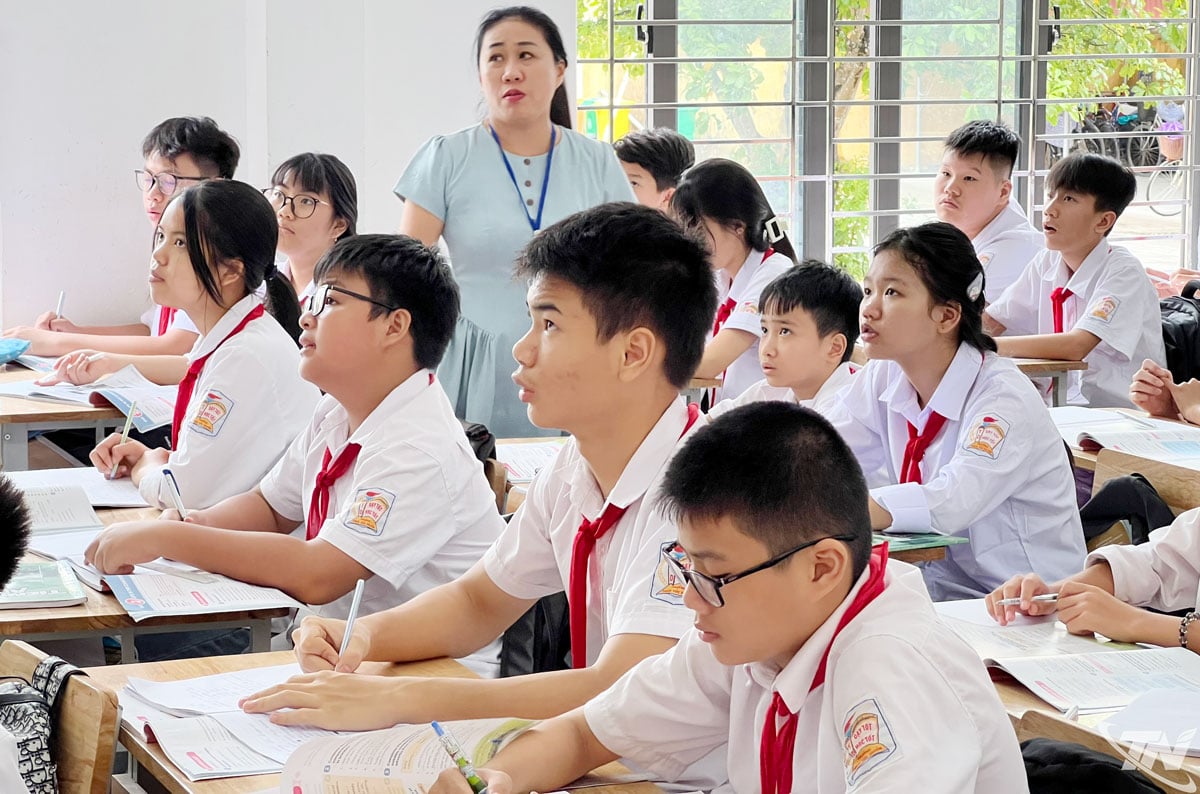 Unterrichtszeit der Schüler der Tuc Duyen Secondary School, Bezirk Phan Dinh Phung.
