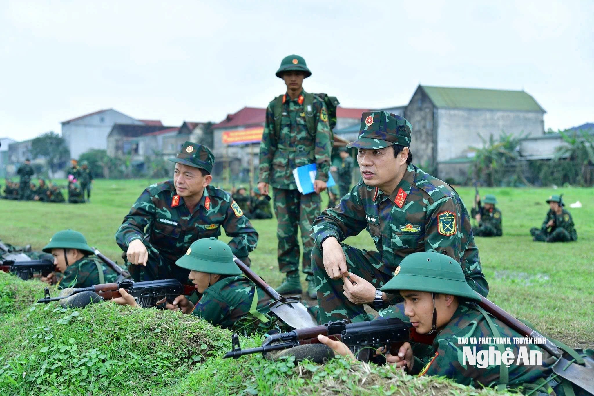 省軍司令官ディン・バット・ヴァン大佐が、第764連隊の新兵訓練を直接視察した。写真：ホアン・アン