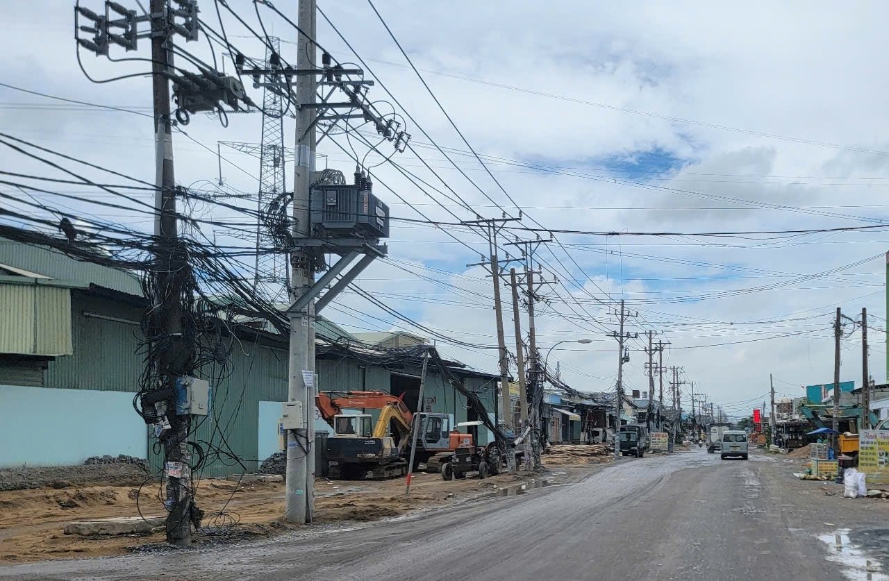 Mittelspannungsnetz an einer im Bau befindlichen Straße im alten Stadtteil Binh Chanh. Foto: Quang Phuong