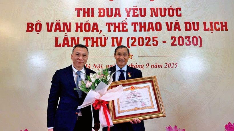 Chủ tịch Liên đoàn Bóng đá Việt Nam Trần Quốc Tuấn chúc mừng huấn luyện viên Mai Đức Chung được trao danh hiệu Anh hùng Lao động. 