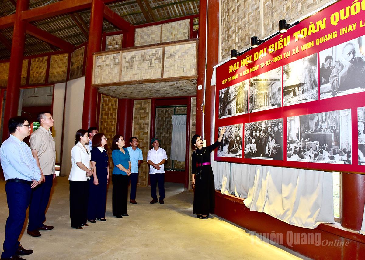 Đoàn khảo sát tham quan Hội trường Đại hội đại biểu toàn quốc lần thứ II của Đảng, tại Khu di tích Quốc gia đặc biệt Kim Bình.