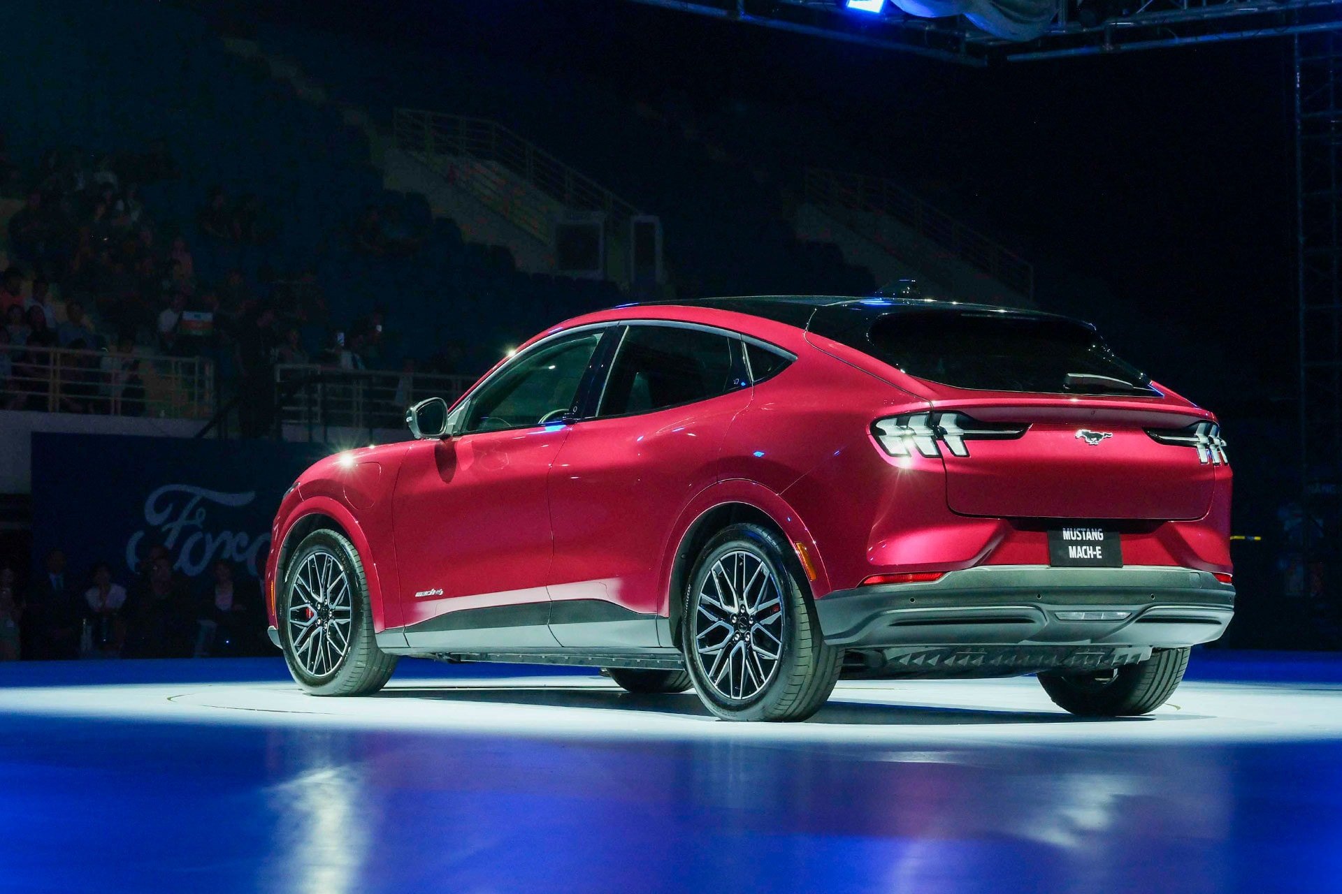 រថយន្ត​ Mustang Mach-E រក្សា​ DNA របស់​ Mustang លើ​រថយន្ត​ SUV អគ្គិសនី។ រូបថត៖ ហ៊ុយ ថង