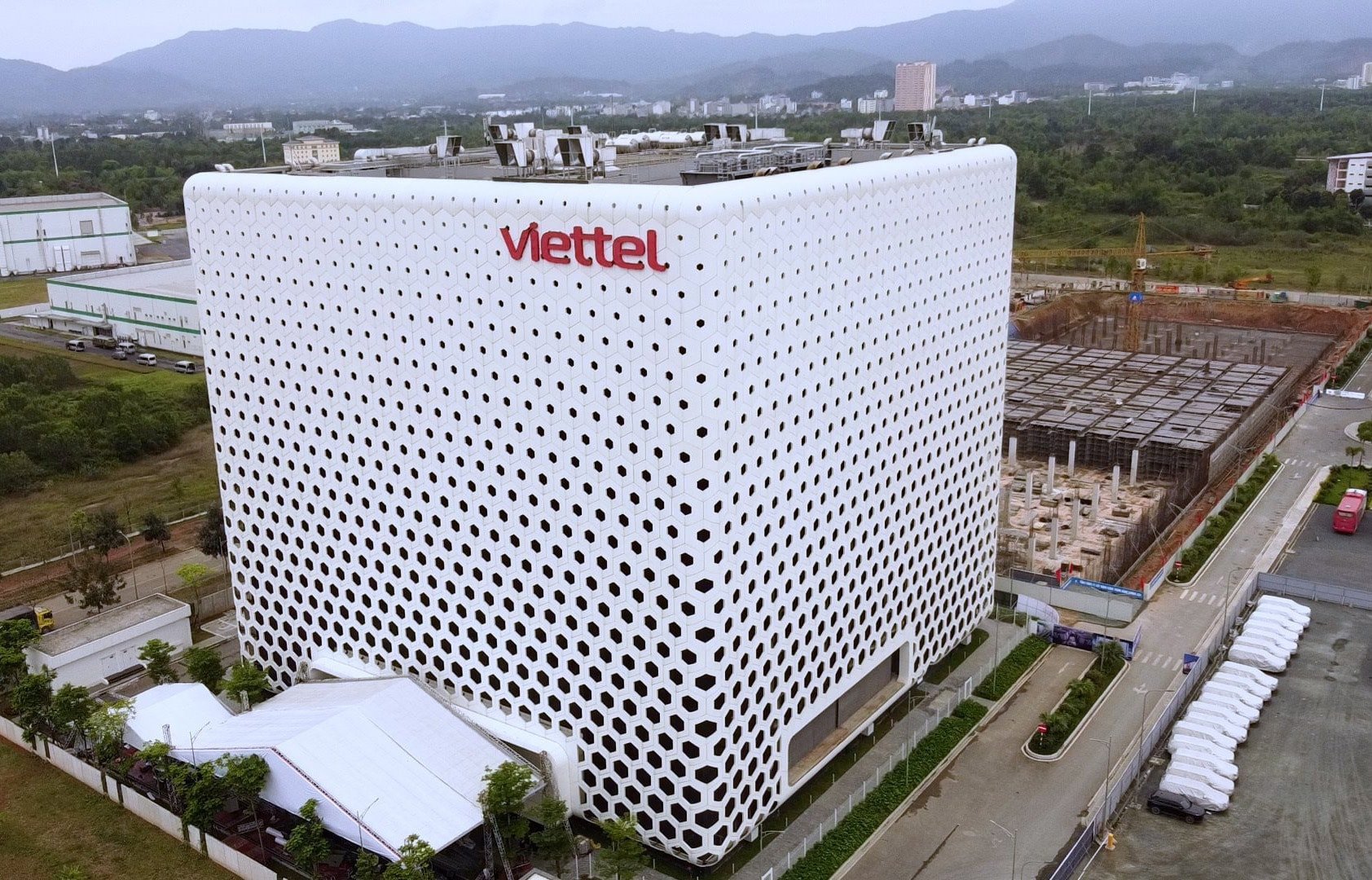 មជ្ឈមណ្ឌលទិន្នន័យ Viettel IDC នៅ Hoa Lac High-Tech Park..jpg