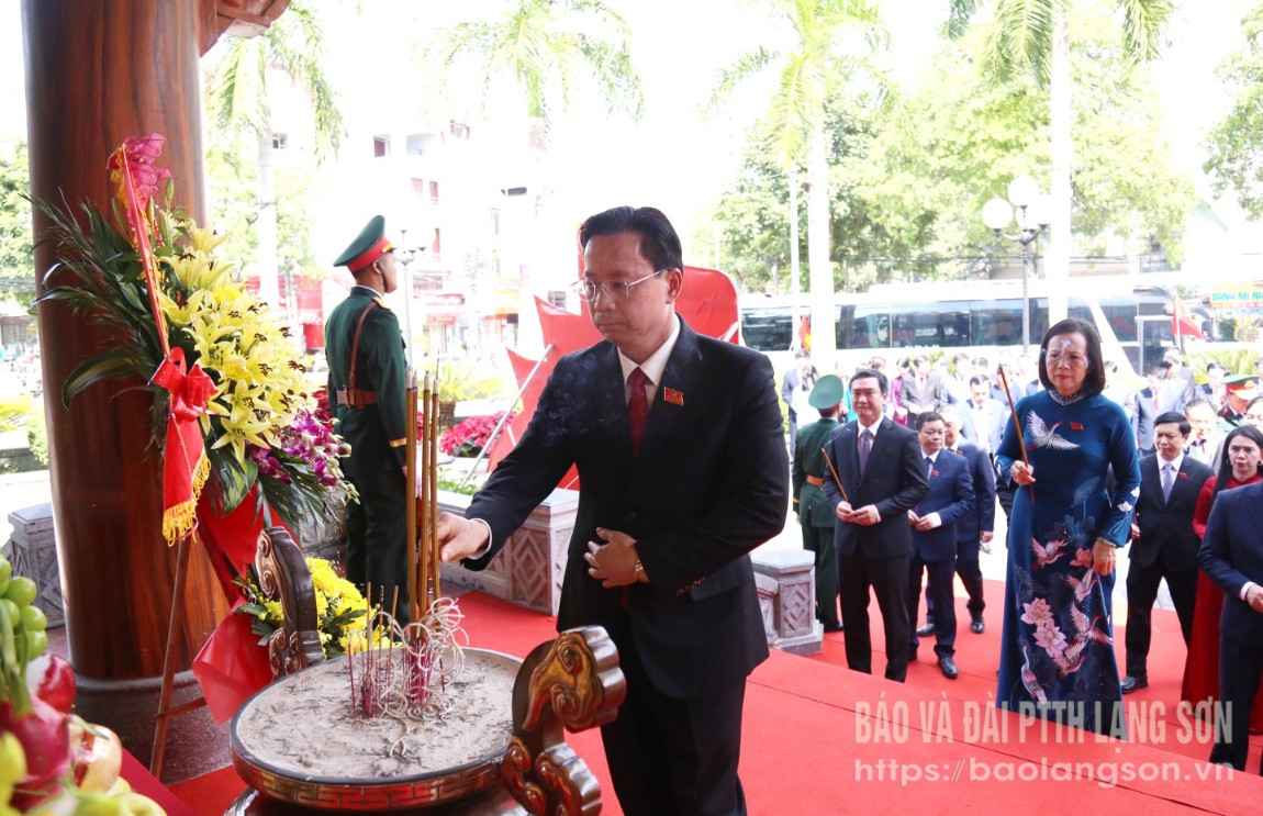 O camarada Hoang Van Nghiem, Secretário Provincial do Partido e Chefe da Delegação da Assembleia Nacional Provincial, ofereceu incenso no Memorial do Presidente Ho Chi Minh.