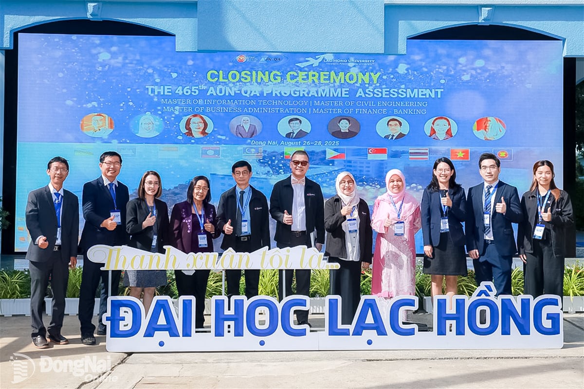Các chuyên gia kiểm định chất lượng của Mạng lưới Đảm bảo chất lượng các trường đại học ASEAN (AUN-QA) thực hiện kiểm định tại Trường đại học Lạc Hồng. Ảnh: Công Nghĩa
