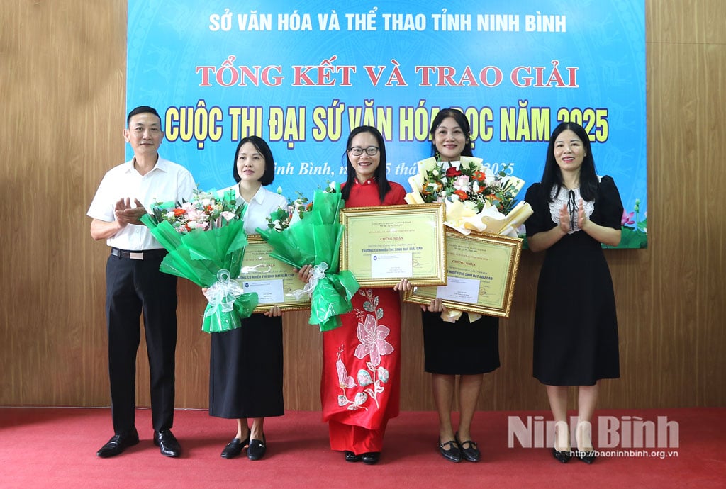 ថ្នាក់ដឹកនាំមន្ទីរឃោសនាការ និងចលនាមហាជន នៃគណៈកម្មាធិការបក្សខេត្ត និងគណៈកម្មាធិការរៀបចំការប្រឡង បានប្រគល់រង្វាន់ជូនតំណាងសាលាទាំង៣ ដែលមានស្នាដៃឆ្នើមជាងគេ។