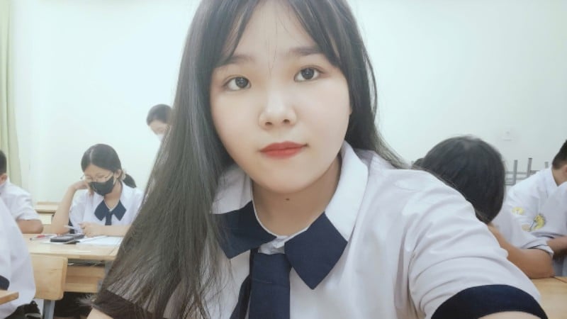 Trong bộ đồng phục trắng giản dị, Như Huỳnh ngồi giữa các bạn nhỏ tuổi hơn, bước trên hành trình mới.