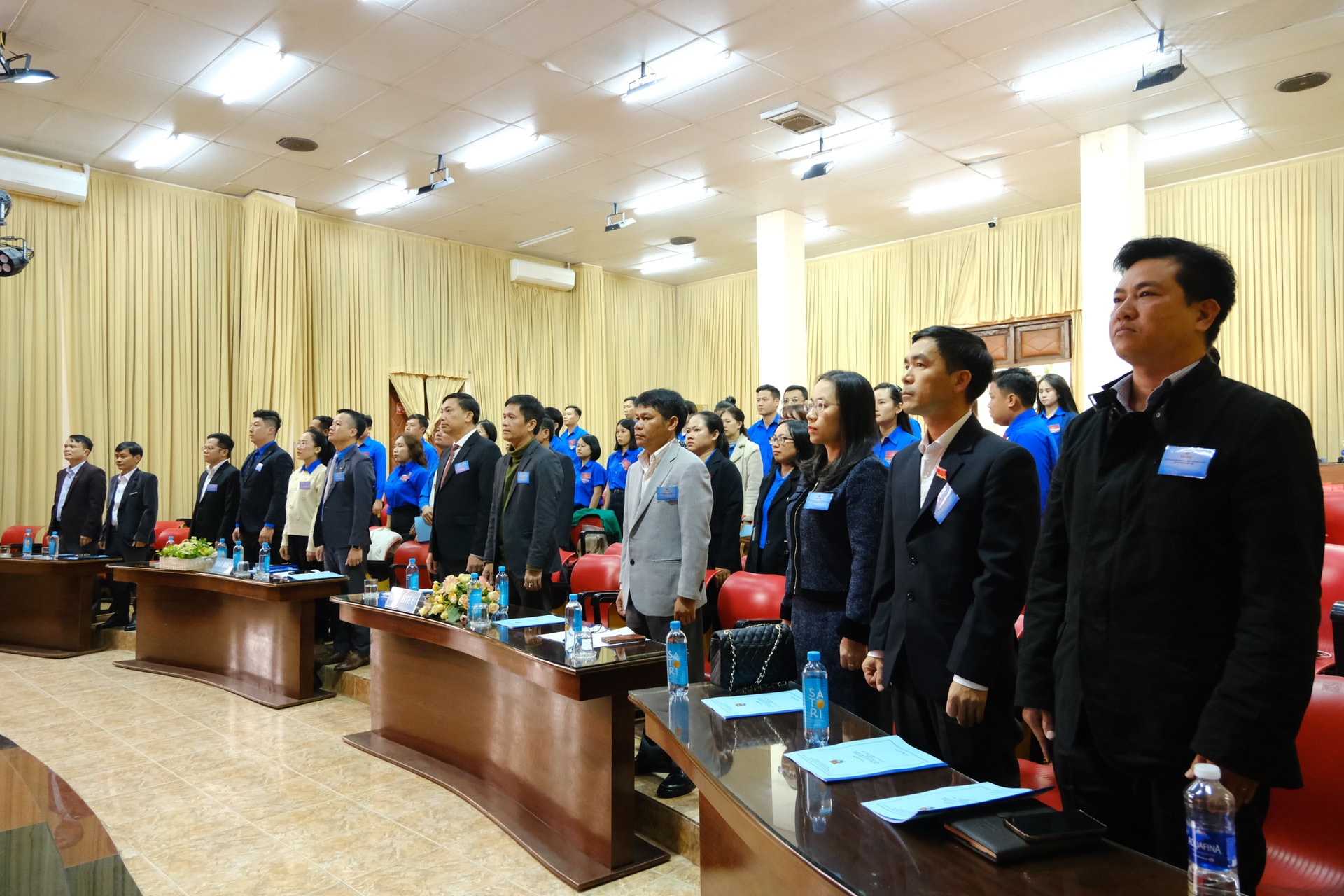ប្រតិភូធ្វើពិធីគោរពទង់ជាតិ