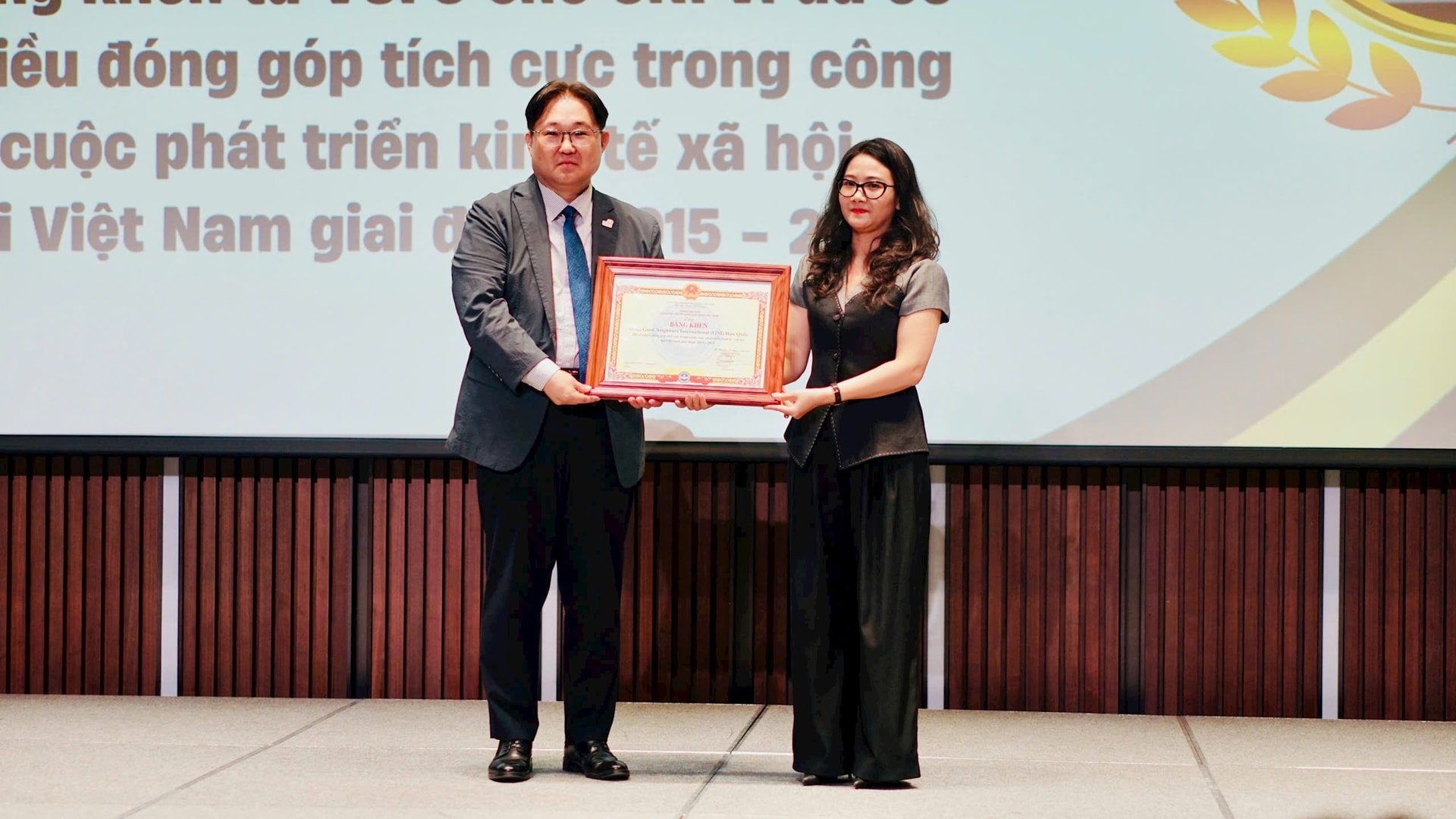 Tổ chức phi chính phủ GNI Việt Nam nhận Bằng khen của Hội Liên hiệp các Tổ chức Hữu nghị Việt Nam. Ảnh: Hiên Nguyễn.