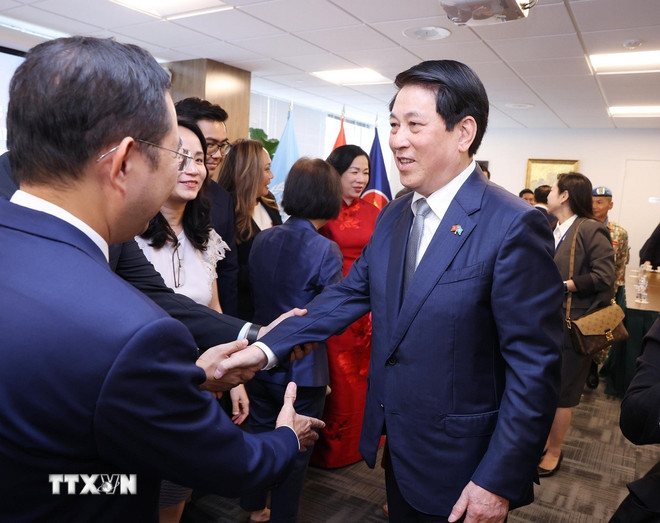 ttxvn-president-of-vietnam-visits-permanent-delegation-at-the-united-nations-9.jpg