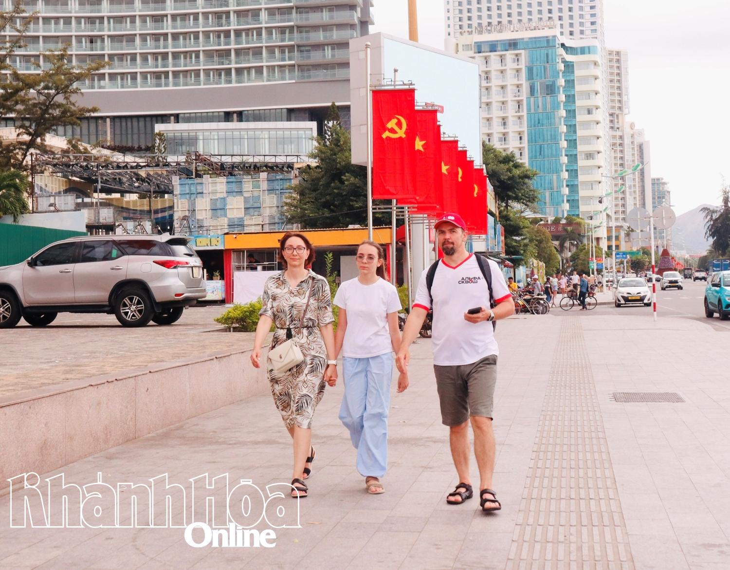 Khách Nga dạo phố Nha Trang