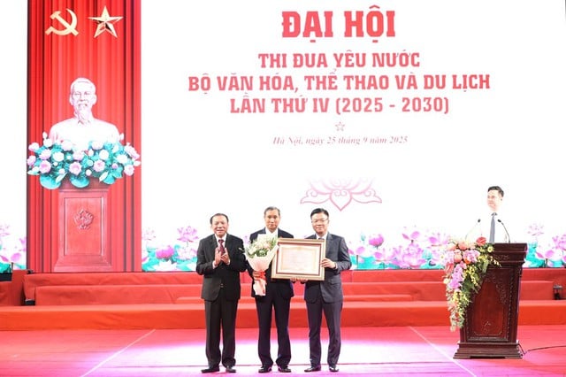 HLV Mai Đức Chung nhận danh hiệu Anh hùng Lao động: ‘Tôi rất cảm động và hạnh phúc’- Ảnh 1.