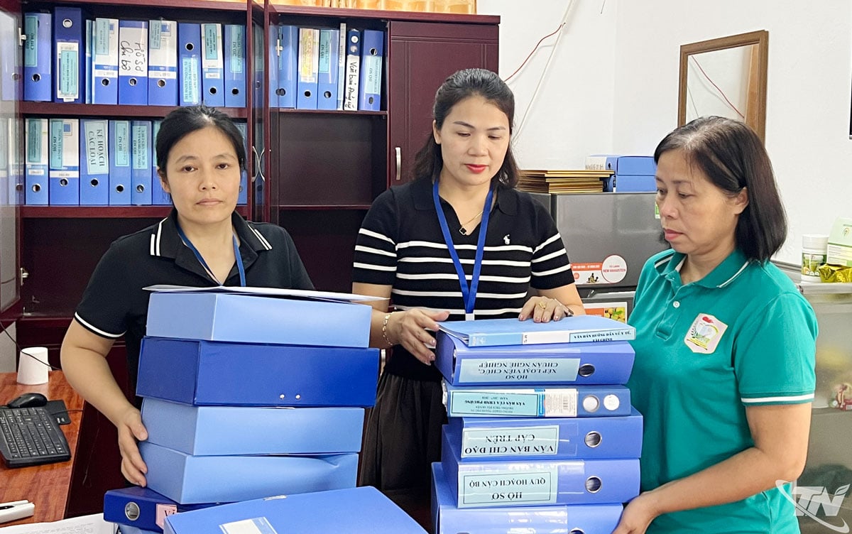 Mitarbeiter und Lehrer der Tuc Duyen Secondary School im Bezirk Phan Dinh Phung in der Provinz Thai Nguyen ordnen Dokumente und bereiten sich darauf vor, sich auf höher gelegenes Gelände zu begeben, um Überschwemmungen zu verhindern.