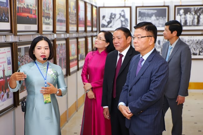 Triển lãm "Một số hình ảnh phong trào thi đua yêu nước và các gương điển hình tiên tiến của Bộ VHTTDL gia đoạn 2020 - 2025" - Ảnh 2.