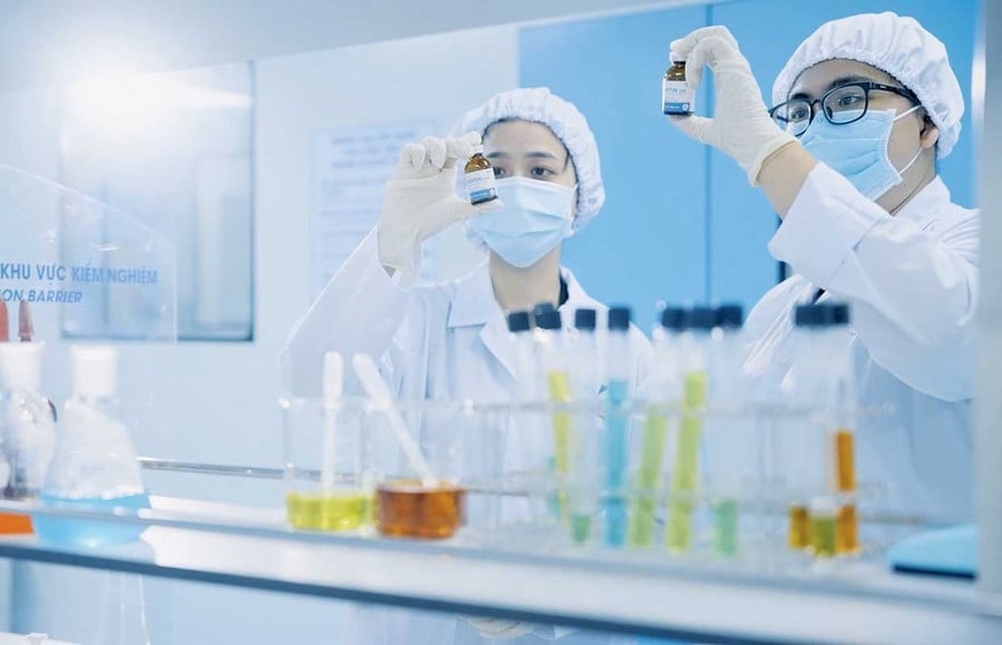 Nhân viên kiểm soát chất lượng của Bidiphar thực hiện thao tác với các sản phẩm thuốc điều trị ung thư.