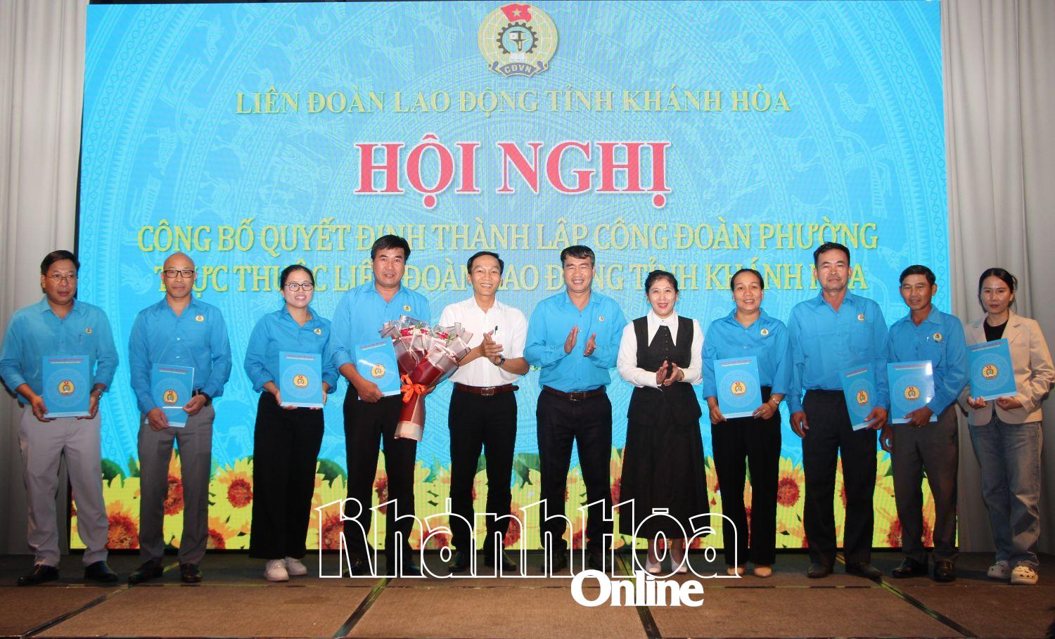 Die Leiter der Arbeitergewerkschaft der Provinz und des Bezirks Dong Ninh Hoa gaben ihre Glückwünsche bekannt, präsentierten Resolutionen und überreichten Blumen, um dem Exekutivkomitee der Gewerkschaft des Bezirks Dong Ninh Hoa zu gratulieren.