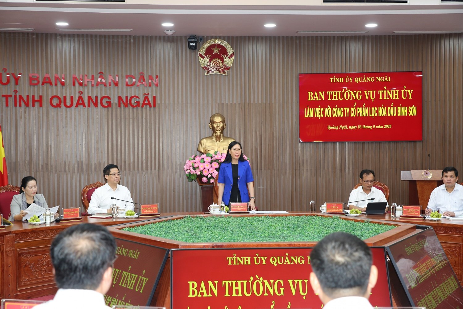 Die Parteisekretärin der Provinz, Bui Thi Quynh Van, schloss die Arbeitssitzung ab.