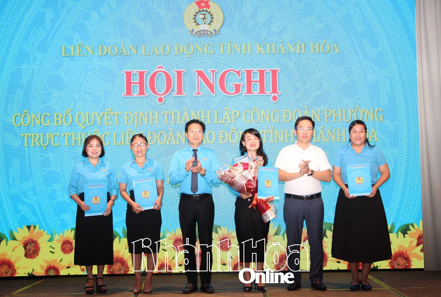Die Leiter der Provincial Labor Federation und die Leiter des Bezirks Cam Ranh gaben ihre Glückwünsche bekannt, präsentierten Resolutionen und überreichten Blumen, um dem Exekutivkomitee der Gewerkschaft des Bezirks Cam Ranh zu gratulieren.