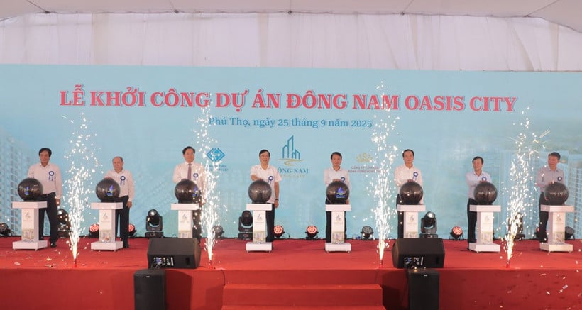 Các đồng chí lãnh đạo tỉnh Phú Thọ ấn nút khởi công xây dựng dự án khu đô thị mới Đông Nam Oasis City.
