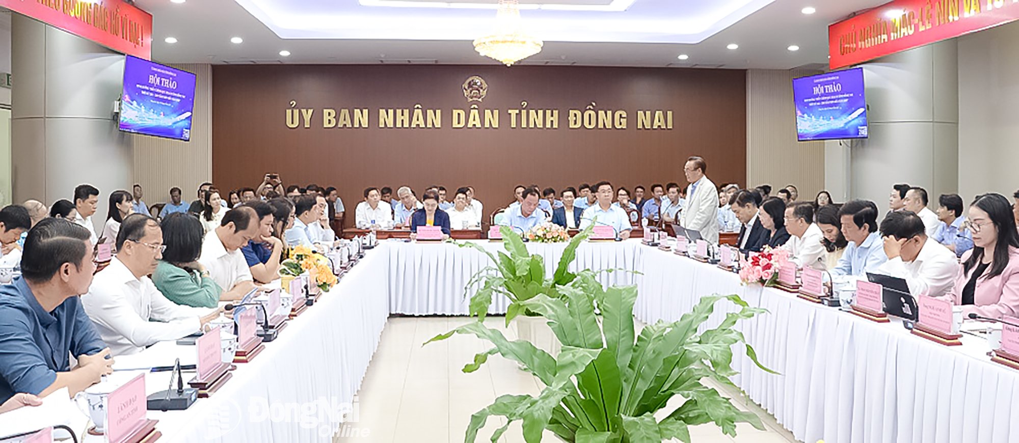 ទិដ្ឋភាពនៃសិក្ខាសាលាវិទ្យាសាស្ត្រស្តីពីការផ្ដល់យោបល់លើការកែសម្រួលផែនការខេត្ត Dong Nai (ថ្មី) ដំណាក់កាល ២០២១-២០៣០ ចក្ខុវិស័យដល់ឆ្នាំ ២០៥០។ រូបថត៖ Pham Tung 